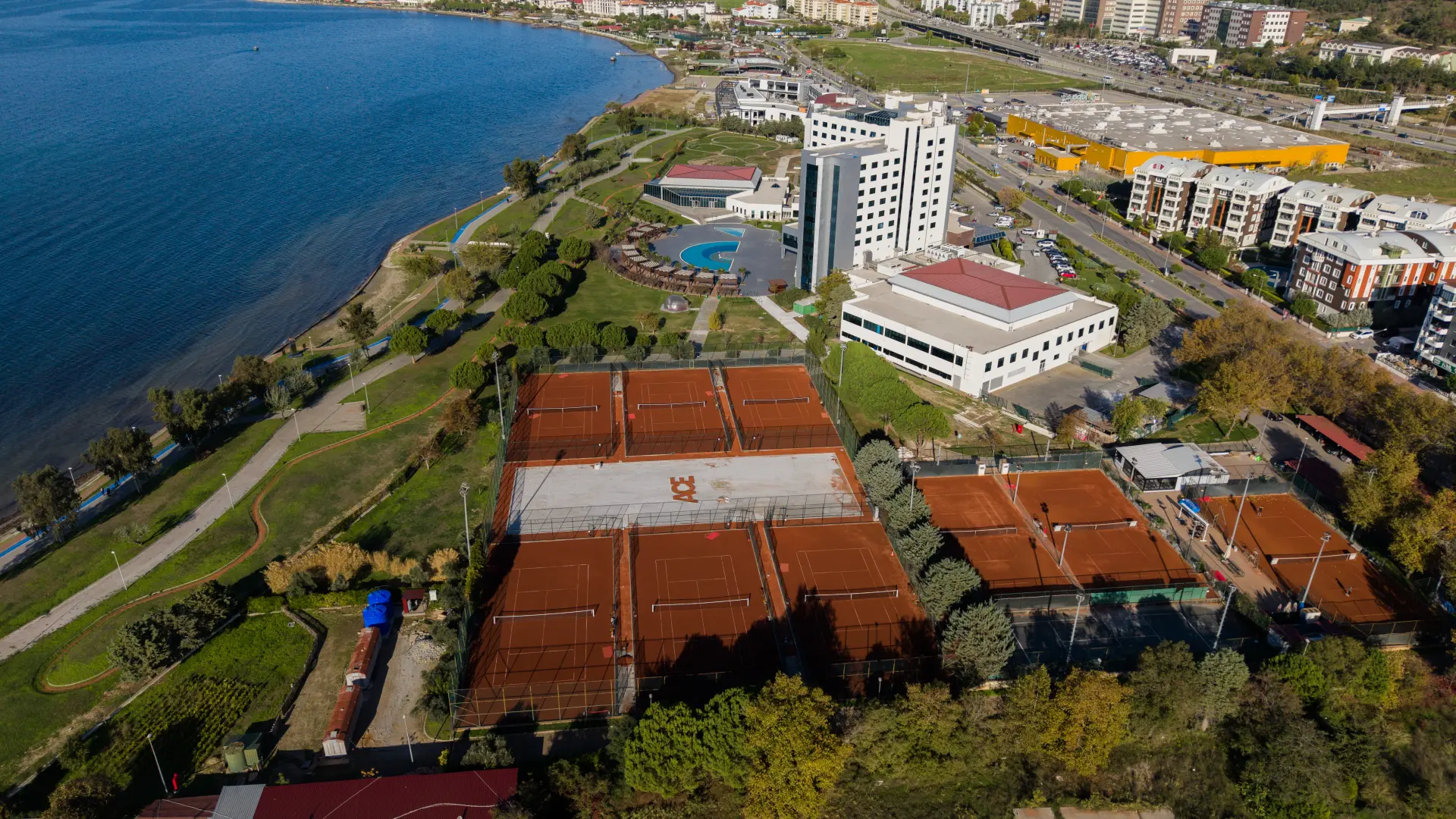 Toprak tenis kortlarının yakın havadan görünümü