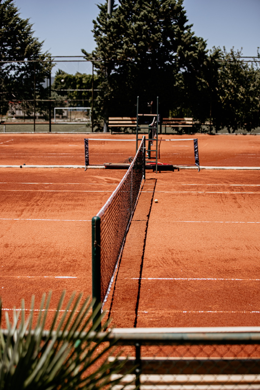 Profesyonel toprak tenis kortunda file ve oyun çizgileri