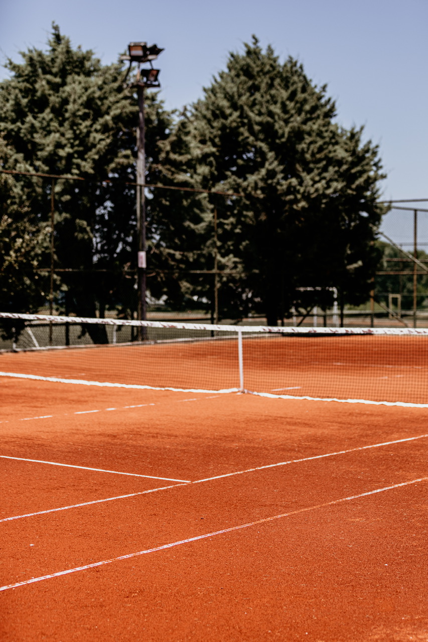 Toprak tenis kortu yüzeyi, çizgileri ve aydınlatma sistemi